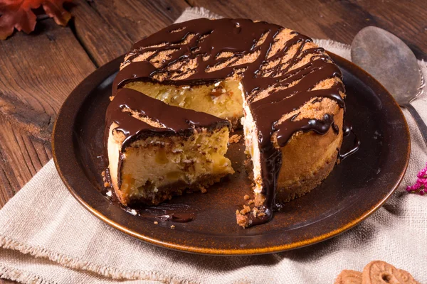 Chocolate cheesecake on wooden table — Stock Photo, Image