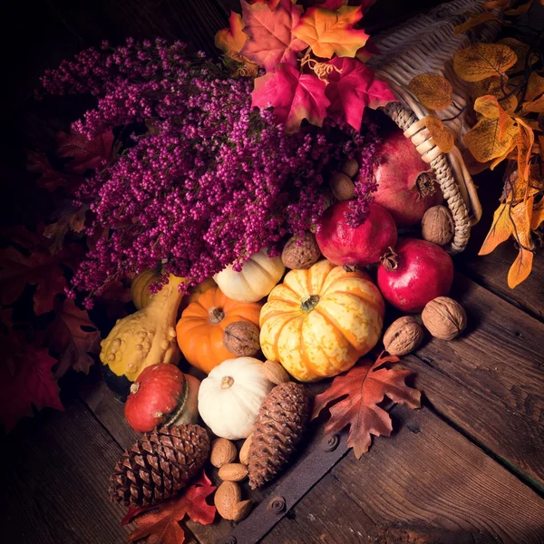 Herbstkorb mit Lebensmitteln — Stockfoto