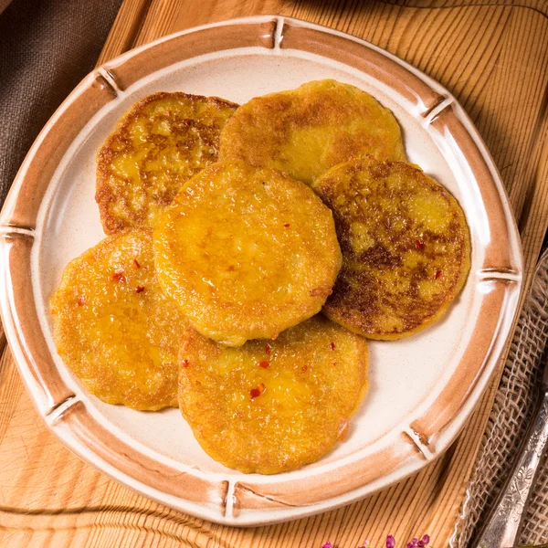 Panqueques de papa en plato blanco —  Fotos de Stock