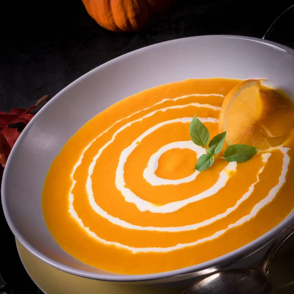 Тыквенный суп с апельсином — стоковое фото