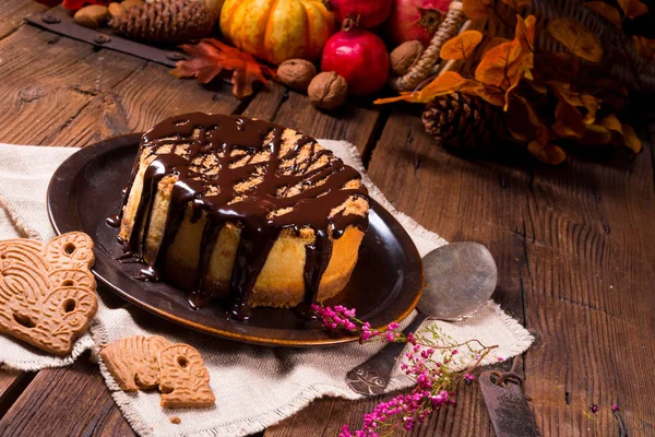 Cheesecake chocolate na placa marrom — Fotografia de Stock