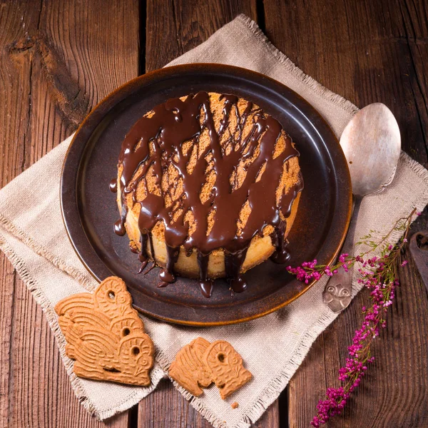 Chocolate cheesecake on wooden table — Stock Photo, Image