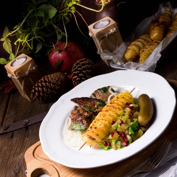 Fígado frito com batata frita e pepinos de sal — Fotografia de Stock