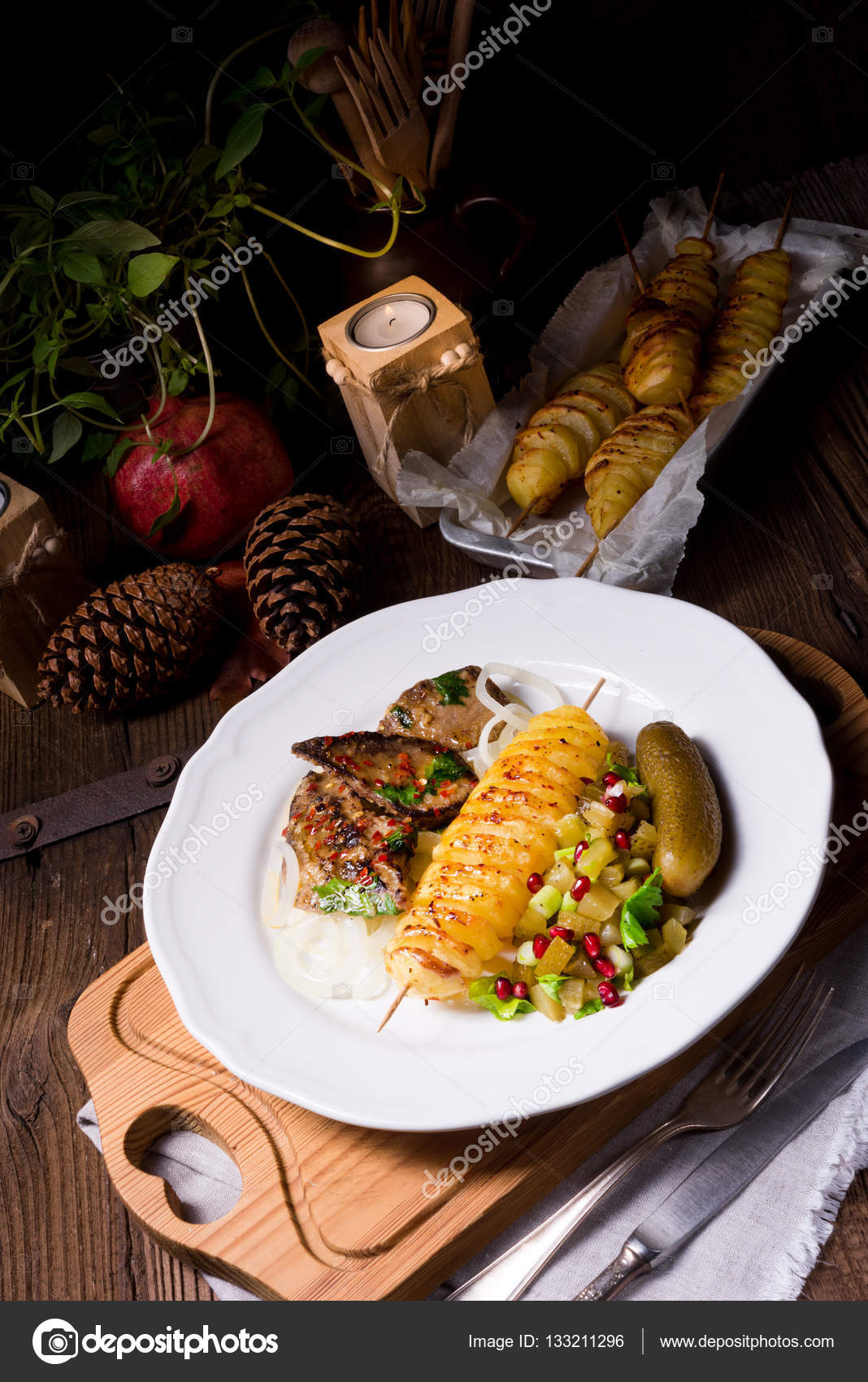 Fegato Fritto Con Patate Fritte E Cetrioli Del Sale Foto