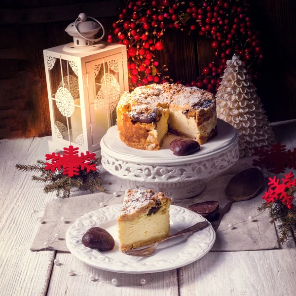 Weihnachtskäsekuchen auf weißem Teller — Stockfoto