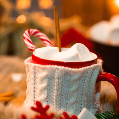 Şekerlemeli sıcak çikolata.