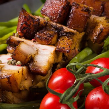 Kızarmış et ve sebze.   