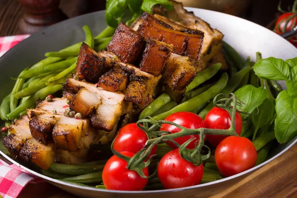 Viande grillée croustillante aux légumes — Photo