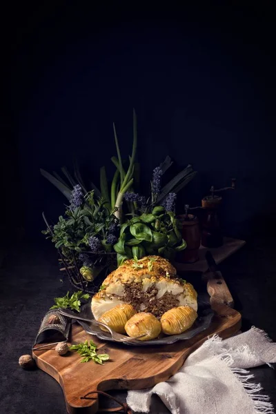 Gefüllter Blumenkohl mit Kartoffeln — Stockfoto