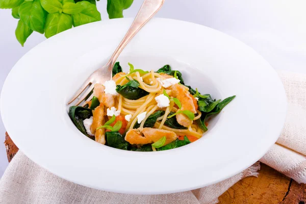 Kip spinazie pasta — Stockfoto