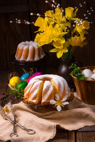 Easter eggs and daffodils — Stock Photo, Image