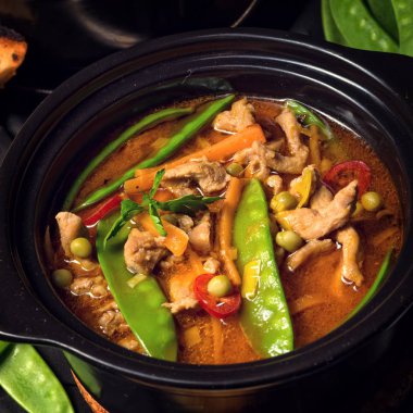 Dana yahni pişirmek masada 