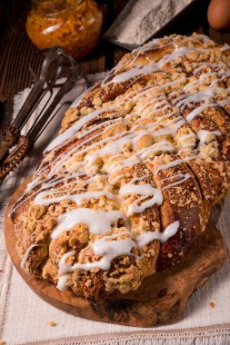 reçel ile örgülü topuz