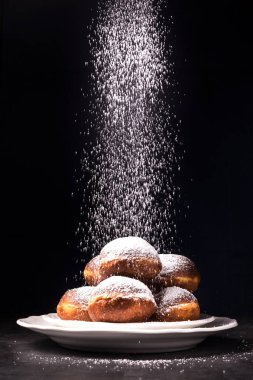 pudra şekeri ile tatlı çörek