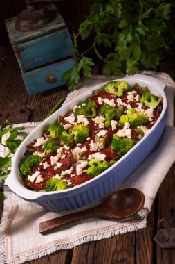 sosis ve sebze ile makarna