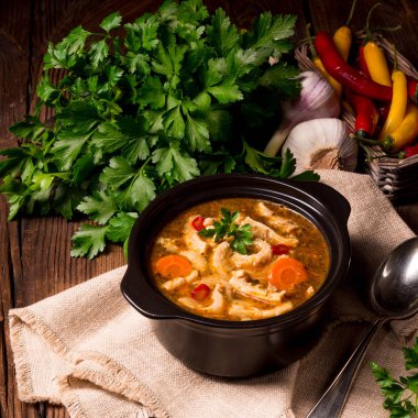 Lehçe Flaczki çorba tencerede