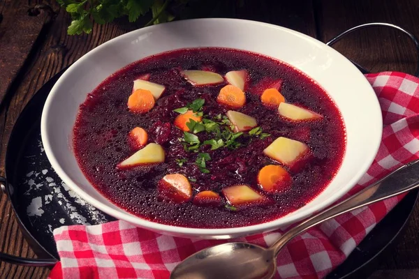 Borscht buatan sendiri dalam mangkuk — Stok Foto