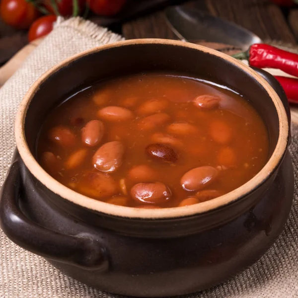 Бобы с пикантным томатным соусом — стоковое фото