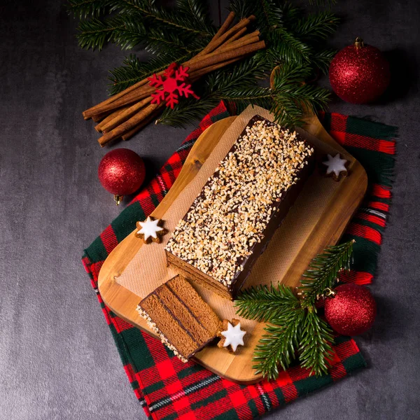 Cut gingerbread cake — Stock Photo, Image