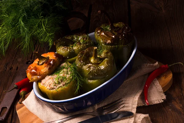 Gevulde paprika's in de kom — Stockfoto