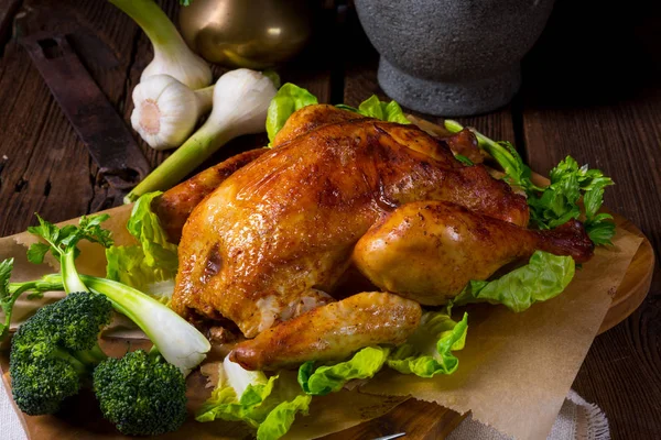 Läcker Grillad Kyckling Med Gröna Grönsaker Trä Skärbräda — Stockfoto