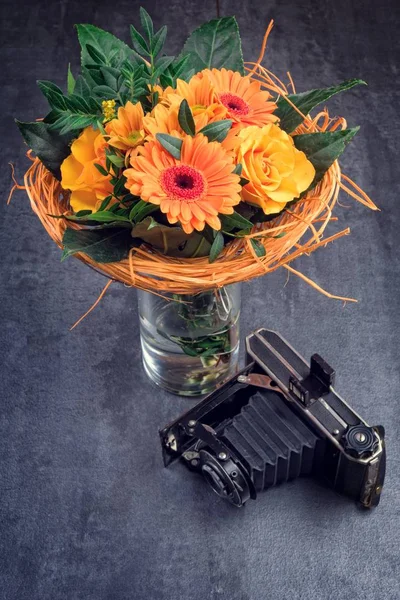 Bouquet et vieille caméra — Photo