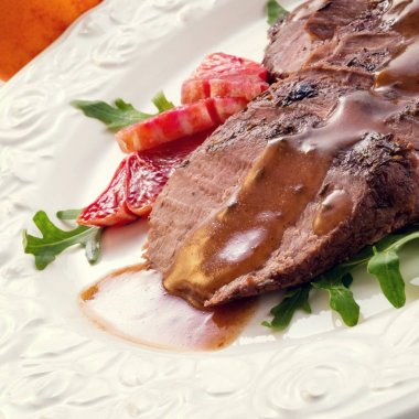 Pembe kızarmış ördek göğsü