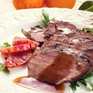 Pembe kızarmış ördek göğsü plaka üzerinde balzamik sos ile