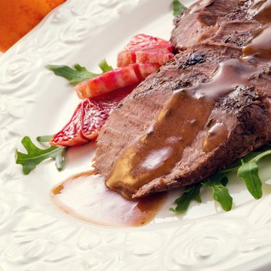 Pembe kızarmış ördek göğsü plaka üzerinde balzamik sos ile