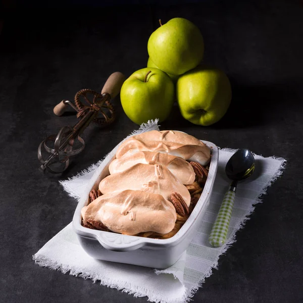 Maçãs assadas com nozes e merengue — Fotografia de Stock