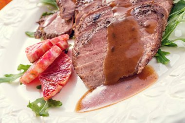 Pembe kızarmış ördek göğsü plaka üzerinde balzamik sos ile