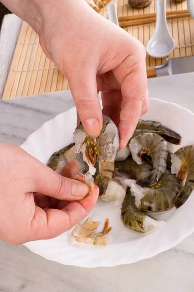 Mani che preparano gamberetti freschi — Foto Stock