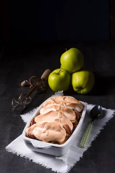 Pečená jablka s ořechy a pusinky — Stock fotografie