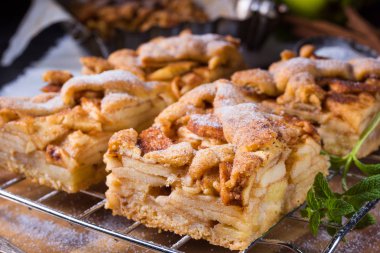 Taze dilimlenmiş tatlı elma kek, yakın çekim