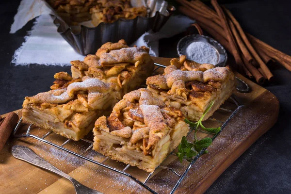 Свіжі нарізаний яблучний пиріг — стокове фото