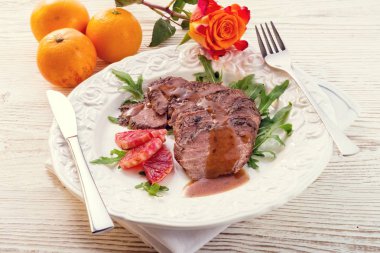 Pembe kızarmış ördek göğsü