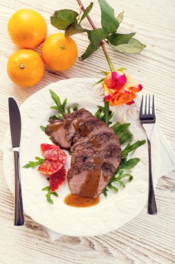 Pembe kızarmış ördek göğsü