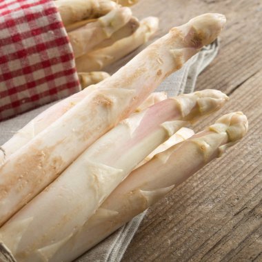 masa örtüsü içinde çiğ beyaz kuşkonmaz