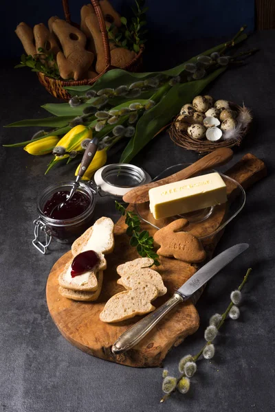 Velikonoční snídaně s chlebem a džemem — Stock fotografie