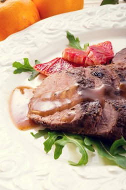 Pembe kızarmış ördek göğsü