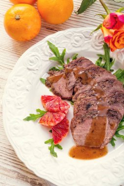 Pembe kızarmış ördek göğsü