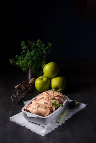 Bratäpfel mit Nüssen und Baiser — Stockfoto