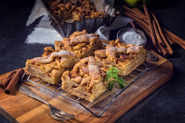 Pedaços de bolo de maçã em grade de metal — Fotografia de Stock