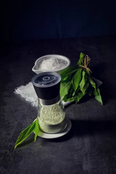 Дикая чесночная соль с зелеными листьями — стоковое фото