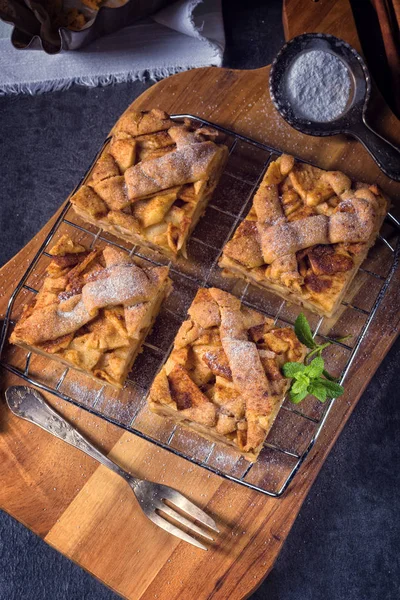 Morceaux de gâteau aux pommes sur une grille métallique — Photo