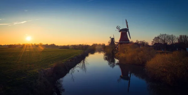 Molinos de Frisia Oriental cerca del río — Foto de Stock