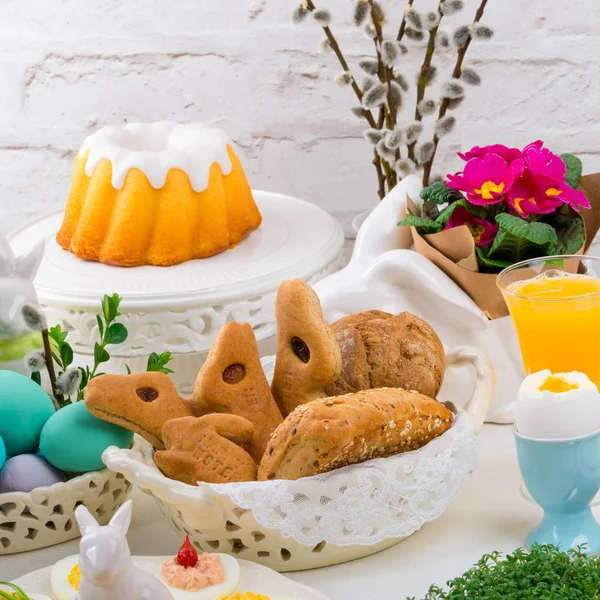 Easter cakes on table — Stock Photo, Image