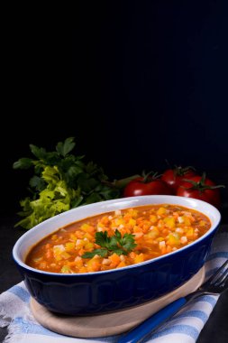 domates soslu sebzeli balık