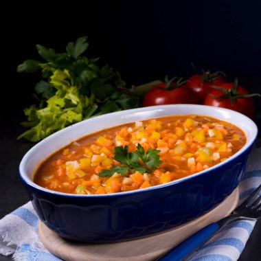 domates soslu sebzeli balık