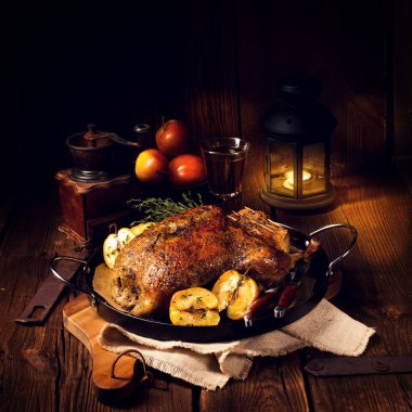 Kekik ve Apple ile kavrulmuş duck